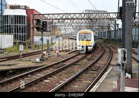 Ein Elektrozug der Klasse 357 kommt am Bahnhof Fenchurch Street in London an. Stockfoto