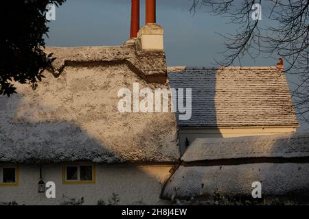 Reetdach eines Häuschens, das im November 2021 von einem Schneestauben bedeckt gesehen wurde. Stockfoto