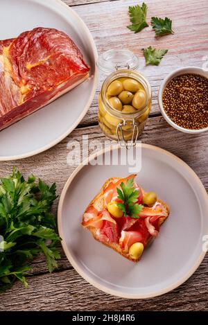 Hausgemachtes getrocknetes Fleisch auf einem Hintergrund mit Gemüse Stockfoto