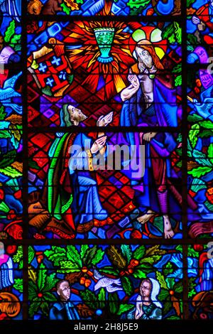 Glasmalerei, die Joseph von Arimathäa mit einer Vision des Heiligen Grals in der Gralskirche, Tréhorenteuc, Frankreich, darstellt Stockfoto