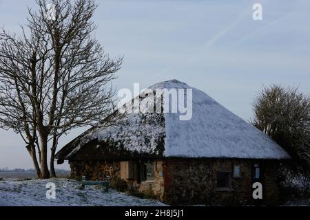 Pagham Harbour Nature Reserve im November 2021 mit einem Staubstauben von Schnee bedeckt gesehen. Stockfoto