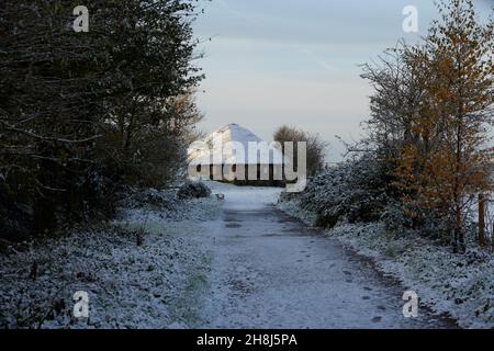 Reetdach einer Hütte im Pagham Harbour Nature Reserve, gesehen bedeckt mit einem Stauben von Schnee im November 2021. Stockfoto