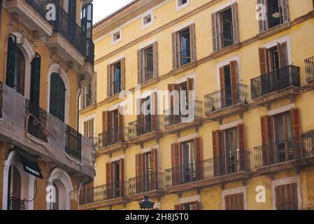 PALMA, SPANIEN - 08. Oktober 2021: Palma, Mallorca, Spanien - 8th 2021. Oktober: Zwei alte Häuser mit symmetrischen Fassaden in der Altstadt mit Starbucks-Store auf der Stockfoto