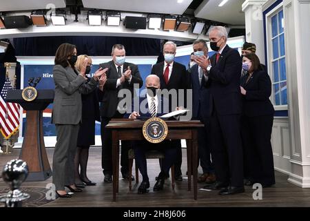 Washington DC, USA, 30. November 2021. US-Präsident Joe Biden unterzeichnet am 30. November 2021 im South Court Auditorium im Weißen Haus in Washington vier parteiübergreifende Gesetzesvorlagen zur Unterstützung von Veteranen. Foto von Yuri Gripas/ABACAPRESS.COM Stockfoto