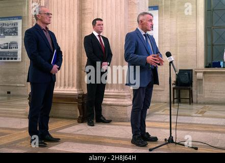 Sinn Fein Nationalvorsitzender Declan Kearney MLA (rechts) mit den Parteikollegen Gerry Kelly MLA (links) und John Finucane MLA (Mitte) reagieren nach einem Treffen mit dem nordirischen Außenminister Brandon Lewis auf das Vermächtnis der Probleme während einer Pressekonferenz in der Great Hall of Parliament Buildings in Stormont. Stockfoto