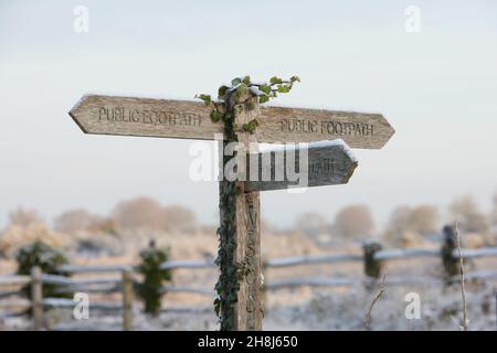 Wegweiser gesehen bedeckt mit einem Staubstauben von Schnee. Stockfoto