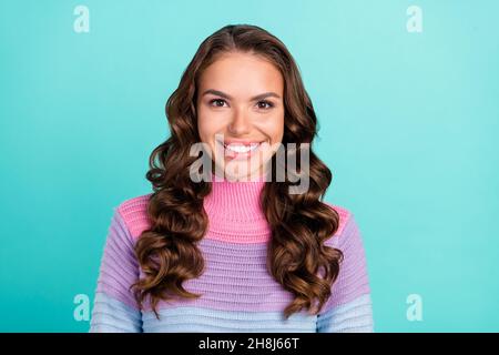 Foto von optimistischen Brünette Millennial Dame tragen Pastell Pullover isoliert auf blauem Hintergrund Stockfoto