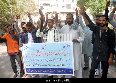 Hyderabad, Pakistan, 30. November 2021. Am Dienstag, den 30. November 2021, veranstalten Mitglieder der Gewerkschaft der städtischen Körperschaft im Presseclub Hyderabad eine Protestdemonstration gegen die Verwaltung. Stockfoto