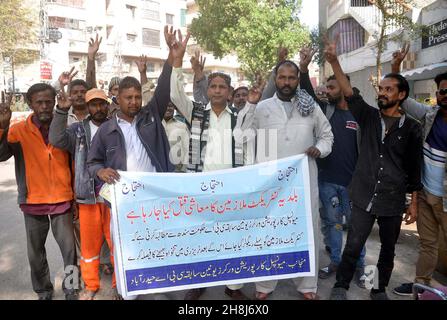Hyderabad, Pakistan, 30. November 2021. Am Dienstag, den 30. November 2021, veranstalten Mitglieder der Gewerkschaft der städtischen Körperschaft im Presseclub Hyderabad eine Protestdemonstration gegen die Verwaltung. Stockfoto