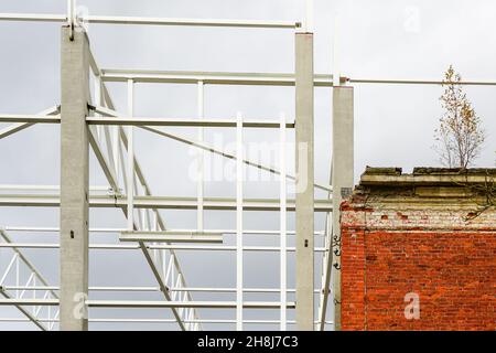 Integration der Fassade des alten Backsteingebäudes in ein neues, modernes Industriegehäuse aus Metall Stockfoto