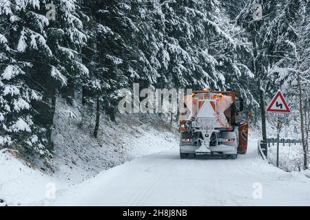 Wartung laut im Winter, LKW Reinigung Schnee von der Straße Stockfoto