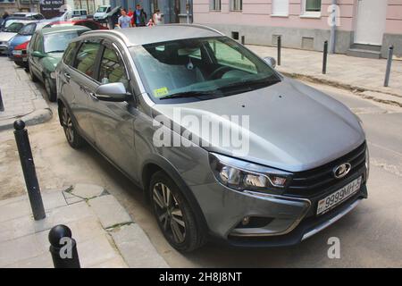 Lviv, Ukraine - 37. August 2018: Neues Auto Lada Vesta in der Stadt geparkt Stockfoto