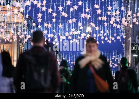 Oxford Street, London, Großbritannien. 30th. November 2021. Weihnachtsbeleuchtung an der Oxford Street in London. Kredit: Matthew Chattle/Alamy Live Nachrichten Stockfoto