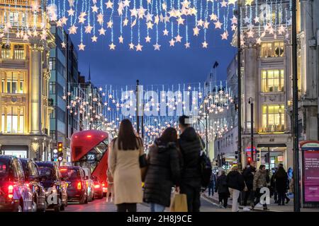 Oxford Street, London, Großbritannien. 30th. November 2021. Weihnachtsbeleuchtung an der Oxford Street in London. Kredit: Matthew Chattle/Alamy Live Nachrichten Stockfoto