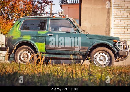 Tschernihiv, Ukraine - 15. Oktober 2019: SUV Lada Niva 4x4 im Hof Stockfoto