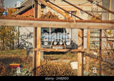 Tschernihiv, Ukraine - 15. Oktober 2019: SUV Lada Niva 4x4 im Hof Stockfoto