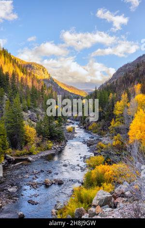 Ein wunderschöner malerischer Blick auf die colorado Berge mit einem Fluss, der durch die berge fließt Stockfoto