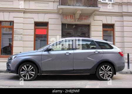 Lviv, Ukraine - 37. August 2018: Lada Vesta auf dem Hintergrund eines alten Gebäudes Stockfoto