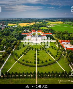 Fertod, Ungarn - Luftpanorama auf das schöne Schloss Esterhazy (Esterhazy-kastely) und den Garten in Fertod, in der Nähe von Sopron an einem sonnigen Sommertag Stockfoto