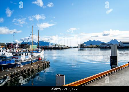 Blick auf den Hafen von Svolvaer, Lofoten-Inseln, Norwegen Stockfoto