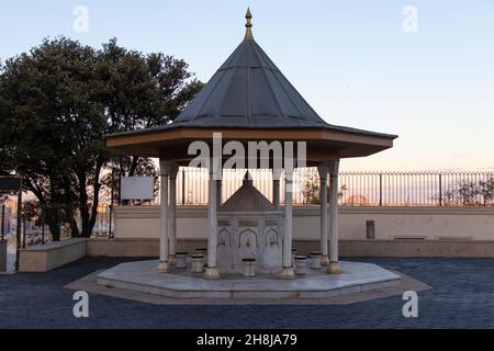 Traditionelle türkische Marmorbrunnen für die rituelle Waschung in der Shehidler Moschee. Waschung - Wudu Place Stockfoto