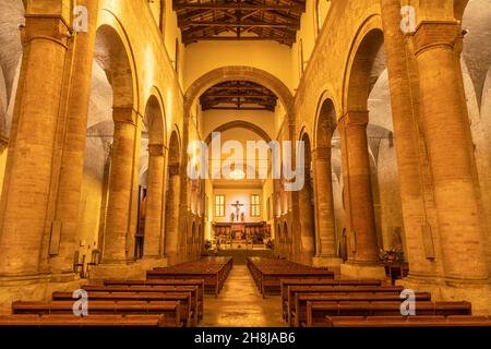 Forlí, ITALIEN - 11. NOVEMBER 2021: Das Kirchenschiff der Basilia San Mercuriale. Stockfoto