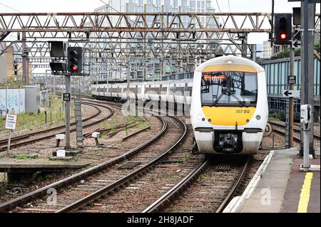 London, London City, UK-November 30th 2021: Ein Elektrozug der Klasse 357 kommt am Bahnhof Fenchurch Street in London an. Stockfoto