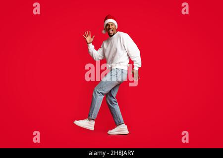 Emotionaler afroamerikanischer Kerl mit Neujahrsdisco Stockfoto