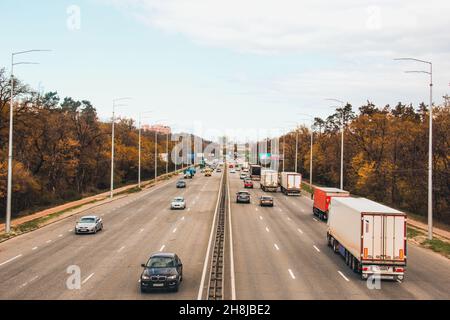 Kiew, Ukraine - 21. April 2020: Autobahn. Autos fahren auf der Straße. Hin- und Rückverkehr. Stockfoto