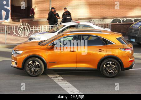 Kiew, Ukraine - 14. Oktober 2019: Orange Cityroen DS7 Crossback in der Stadt Stockfoto