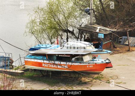 Tschernihiv, Ukraine - 10. April 2019: Rettungsboot im Hafen Stockfoto