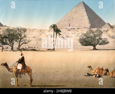 Ruhende Beduinen und Kamele neben der Großen Pyramide von Gizeh, Ägypten ca. 1890-1900 Stockfoto