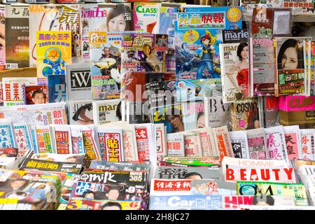 Sheung Wan, Hong Kong Island, Hong Kong, China, Asien - Zeitschriften auf einem Straßenkioské im Westen Hongkongs, Stockfoto