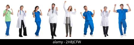 Sammlung von Porträts in voller Länge von glücklichen Ärzten, die mit erhobenen Händen jubeln und Fäuste halten. Designelement auf weißem Hintergrund isoliert Stockfoto