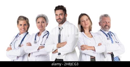 Team erfolgreicher Ärzte in Laborkittel-Uniform, die zusammen mit gefalteten Armen isoliert auf weißem Hintergrund stehen Stockfoto