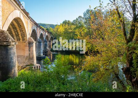 Brücke über den Fluss Vezere in Les Eyzies. Frankreich. Stockfoto