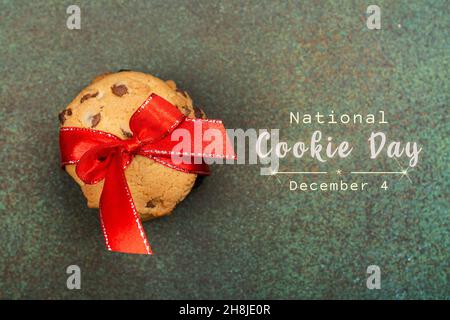 Nationaler Cookie-Tag, 4th. Dezember Hintergrund. Die Hand der Frau hält einen Stapel Schokoladenchips knusprige Kekse. Speicherplatz kopieren Stockfoto