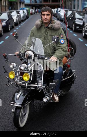 Mod Vespa Roller Motorrad in Scheinwerfer und Spiegel bedeckt, Stockfoto