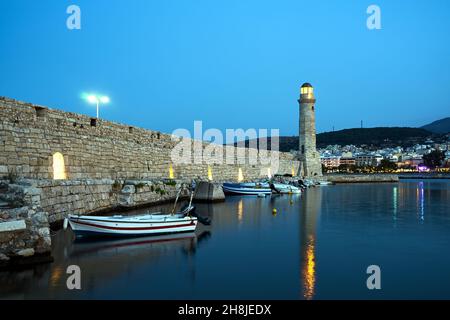 Eine historische Steinmauer und ein Leuchtturm im Hafen von Rethymno auf der Insel Kreta in Griechenland Stockfoto