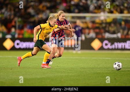 Newcastle, Australien. 30th. November 2021. Tameka Yallop (L) von der australischen Fußballnationalmannschaft der Frauen und Lindsey Horan (R) von der US-amerikanischen Fußballnationalmannschaft der Frauen und in Aktion während des Freundschaftsspiels zwischen der australischen Fußballnationalmannschaft der Frauen (Matildas) und der US-amerikanischen Fußballnationalmannschaft der Frauen (The Stars and Stripes) Im MacDonald Jones Stadium.Endstand; Australien 1:1 Vereinigte Staaten. (Foto von Luis Veniegra/SOPA Images/Sipa USA) Quelle: SIPA USA/Alamy Live News Stockfoto