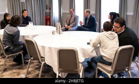 Herzog von Cambridge trifft auf Flüchtlinge wie Haroom Shahab (hinten links) und Hussain Saeedi Samangan (rechts) während seines Besuchs in einem Hotel in Leeds, das zur Unterbringung von Flüchtlingen aus Afghanistan genutzt wird. Bilddatum: Dienstag, 30. November 2021. Stockfoto