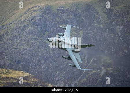RAF Tornado GR4 von RAF Marham, der in Nordwales ein Low-Level-Training durchführt Stockfoto