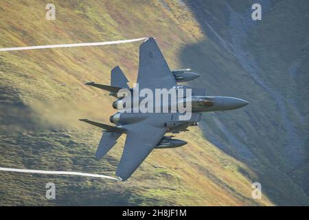 USAF F15 führt eine Low-Level-Sortie durch den Machloop im Snowdonia National Park Stockfoto