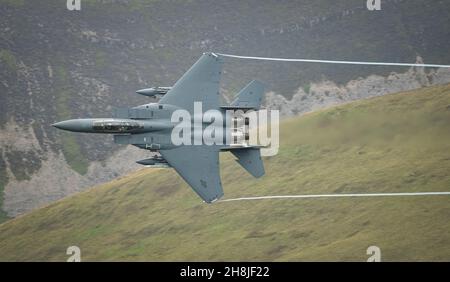 USAF F15 führt eine Low-Level-Sortie durch den Machloop im Snowdonia National Park Stockfoto