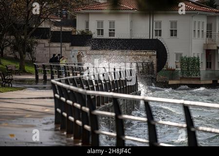 Istanbul, Türkei. 30th. November 2021. Fotografen werden gesehen, wie die Wellen an der Küste von Kuzguncuk nach den südwestlichen und sintflutartigen Regenfällen, die Istanbul negativ beeinflusst haben, das Ufer treffen. Kredit: SOPA Images Limited/Alamy Live Nachrichten Stockfoto