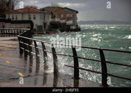 Istanbul, Türkei. 30th. November 2021. Wellen, die nach den sintflutartigen Regenfällen im Südwesten Istanbuls an der Küste von Kuzguncuk einstürzen. (Foto von Onur Dogman/SOPA Images/Sipa USA) Quelle: SIPA USA/Alamy Live News Stockfoto