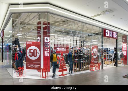 Minsk, Weißrussland - 25. Nov 2021: Foto des Eingangs zu einem stilvollen Jugendkleide- und -Schuhgeschäft für Männer und Frauen Big Star in der Mall Stockfoto
