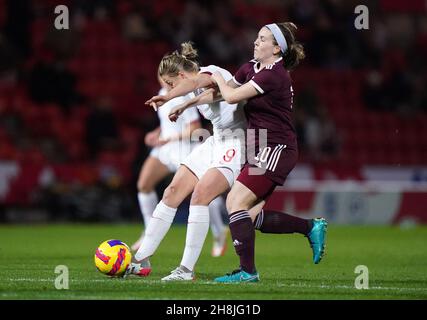 Die Engländerin Ellen White schießt beim Qualifying der FIFA-Weltmeisterschaft der Frauen - Gruppe D zwischen England und Lettland im Keepmoat Stadium, Doncaster, das zweite Tor ihrer Spielmannschaft. Bilddatum: Dienstag, 30. November 2021. Stockfoto