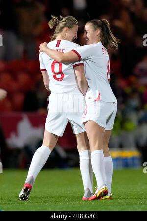 Doncaster, England, 30th. November 2021. Ellen White aus England feiert das dritte Tor während des FIFA World Cup 2023 - European Qualifying Match im Keepmoat Stadium, Doncaster. Bildnachweis sollte lauten: Andrew Yates / Sportimage Stockfoto