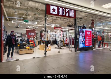 Minsk, Weißrussland - 25. Nov 2021: Foto des Eingangs zu einem stilvollen Jugendkleide- und -Schuhgeschäft für Männer und Frauen Big Star in der Mall Stockfoto